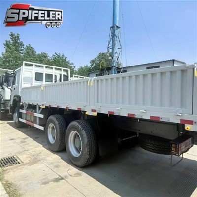 Veoauto - paigaldatud kraana lameda veoauto