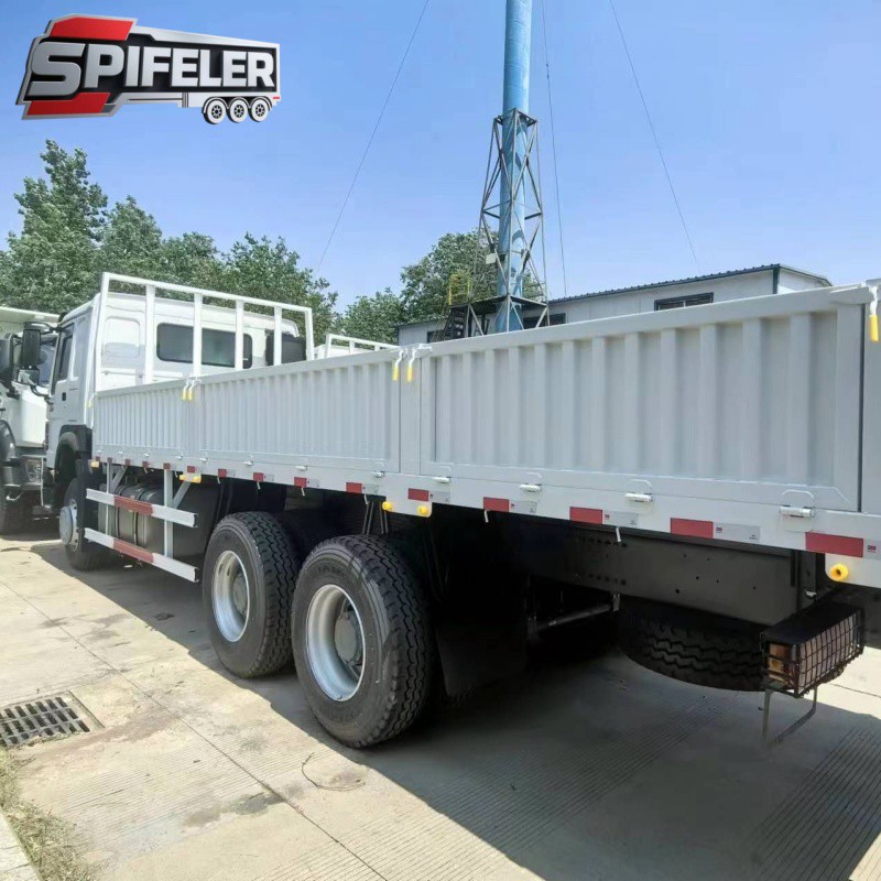 Veoauto - paigaldatud kraana lameda veoauto